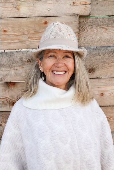 Image of Linda Kozar with a book shelf in background
