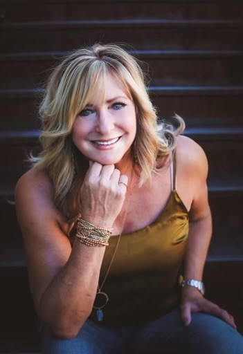 Image of Linda Kozar with a book shelf in background