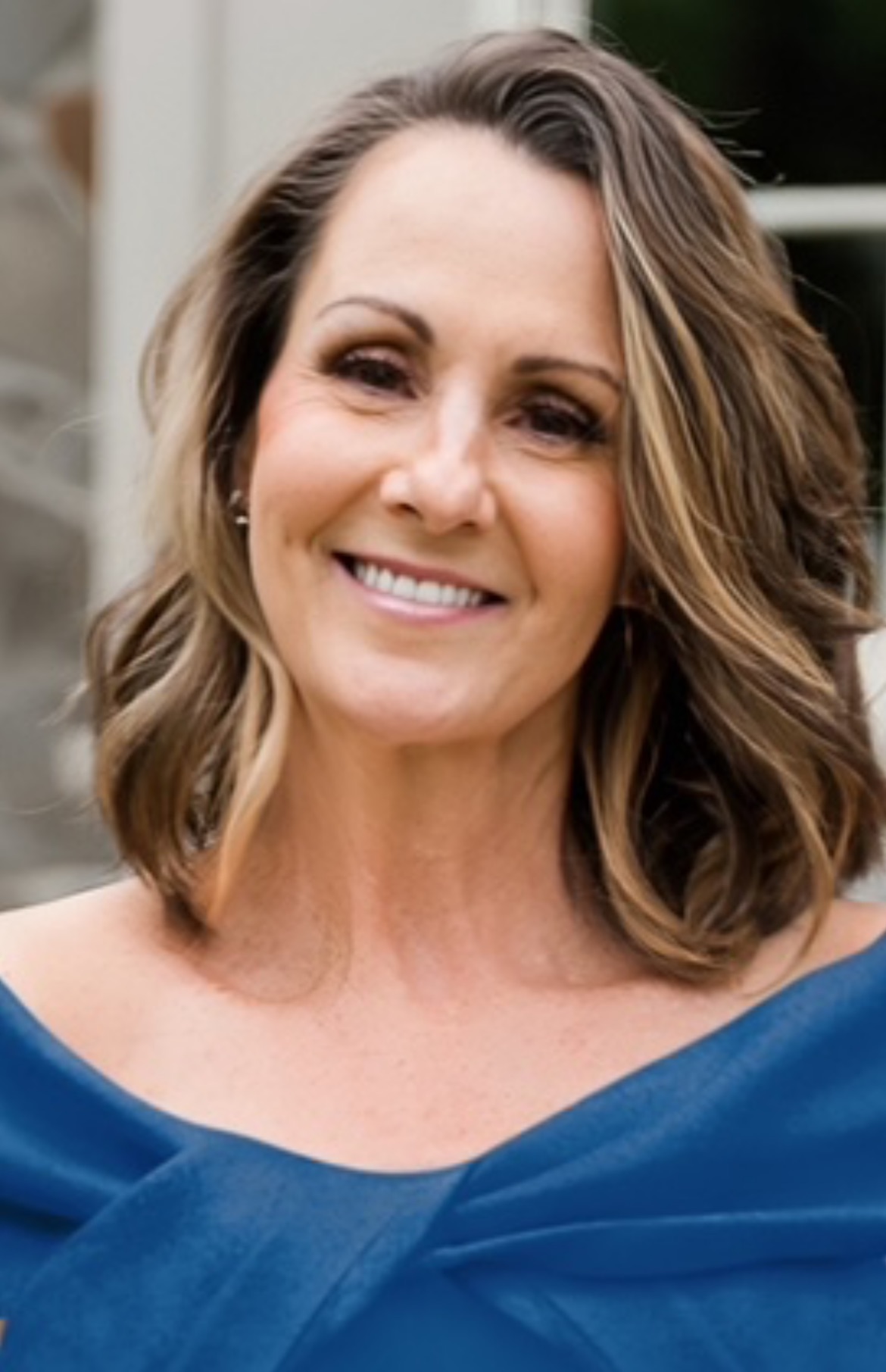 Image of Linda Kozar with a book shelf in background