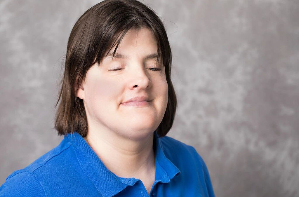 Image of Linda Kozar with a book shelf in background